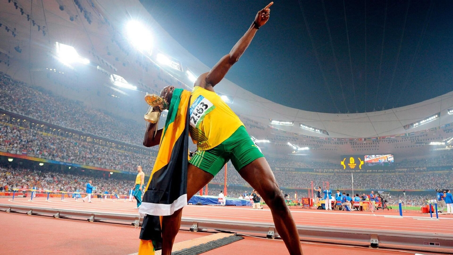 东西方球队硬碰硬,赛场氛围愈加紧张,东西方对决