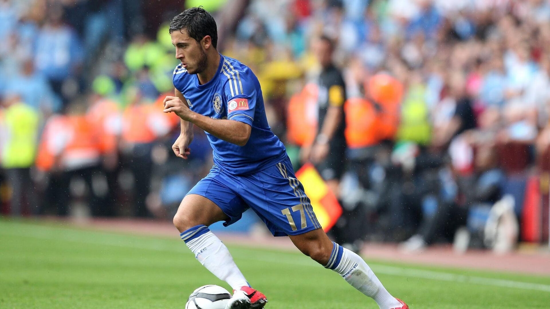 国内足球联赛阵容调整频繁，球队整体实力提升，中国足球联队